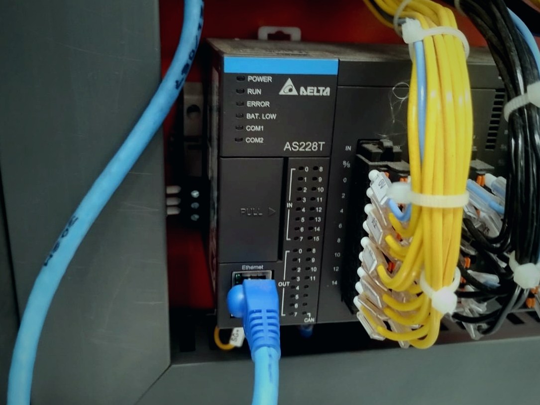 CLP instalado em painel industrial