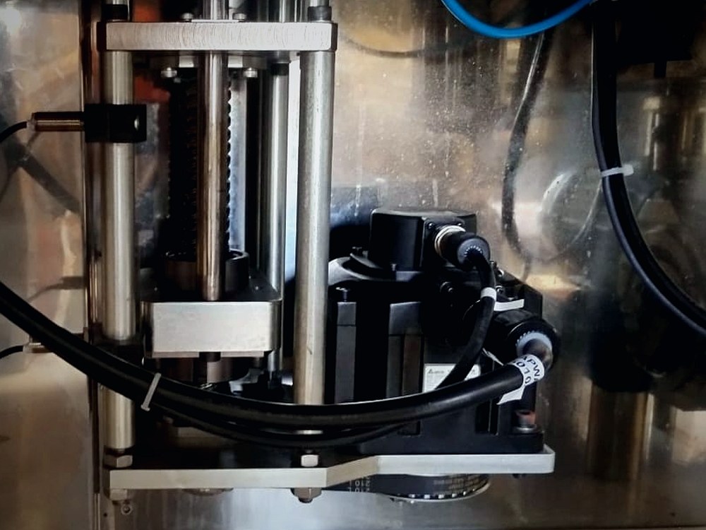 Servo motor em destaque substituindo sistema mecanico